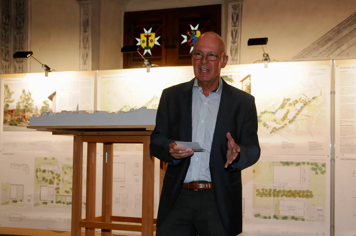 Man sieht Gemeindepräsident Hans-Christian Angele vor dem Siegerprojekt.